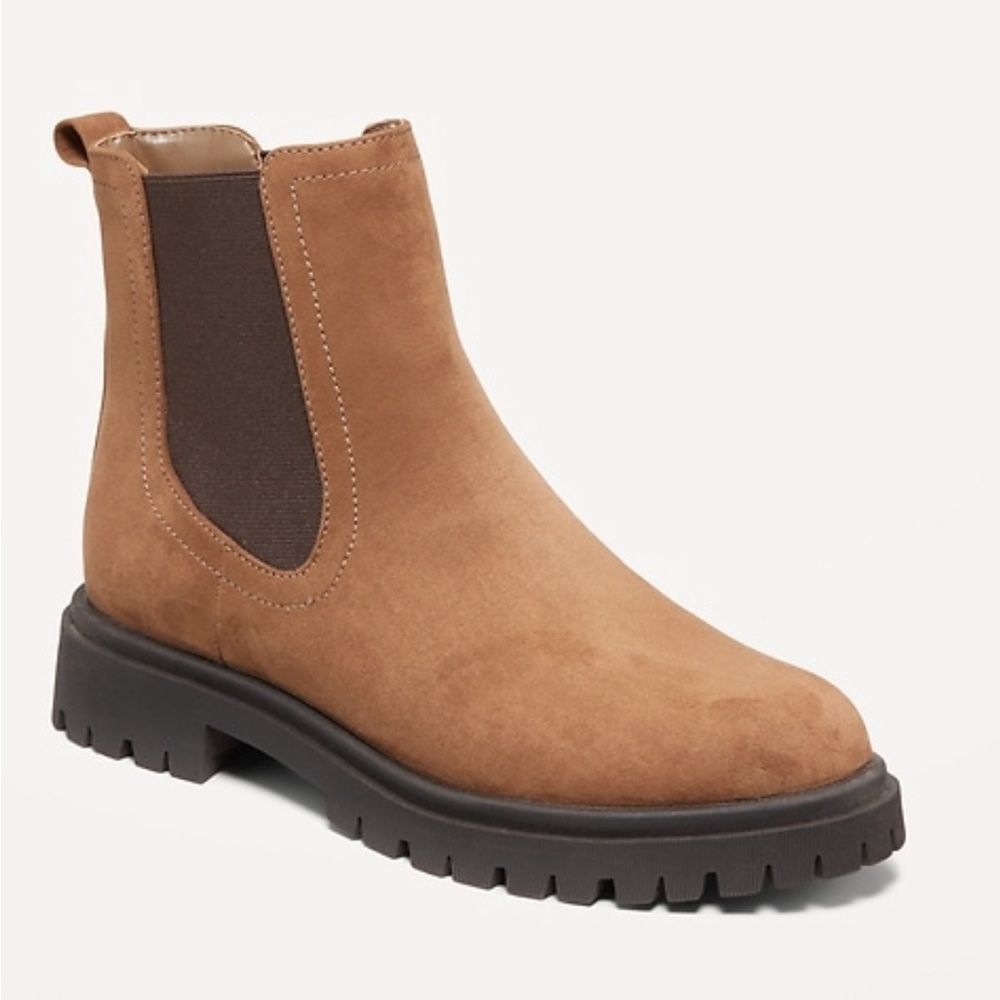 NWOT Old Navy Women’s size 8 Tan Chunky Chelsea Boots